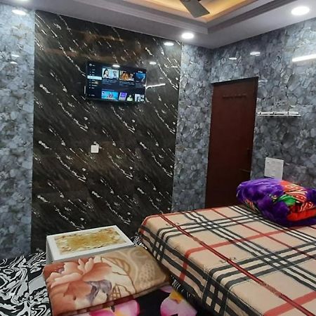 Aggarwal Luxury Room With Private Kitchen Washroom And Balcony Along With Fridge, Ac, Android Tv, Wifi In Main Lajpat Nagar Neu-Delhi Exterior foto