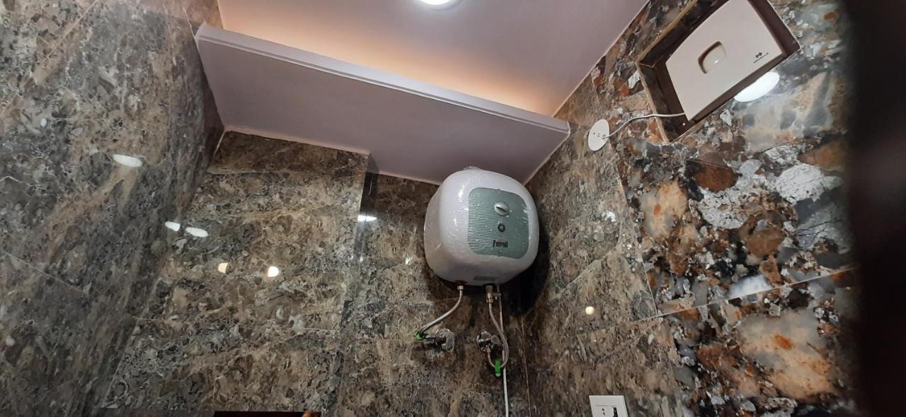 Aggarwal Luxury Room With Private Kitchen Washroom And Balcony Along With Fridge, Ac, Android Tv, Wifi In Main Lajpat Nagar Neu-Delhi Exterior foto