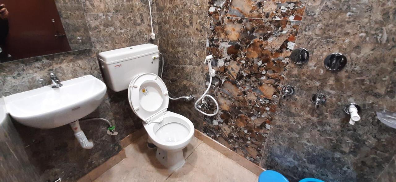 Aggarwal Luxury Room With Private Kitchen Washroom And Balcony Along With Fridge, Ac, Android Tv, Wifi In Main Lajpat Nagar Neu-Delhi Exterior foto