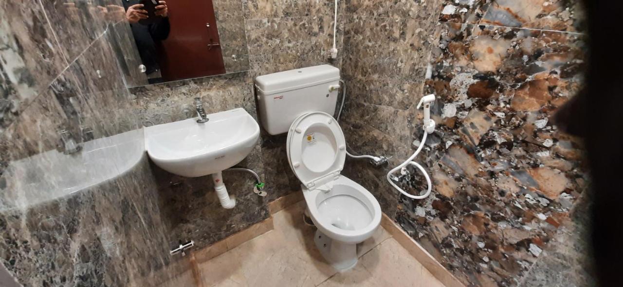 Aggarwal Luxury Room With Private Kitchen Washroom And Balcony Along With Fridge, Ac, Android Tv, Wifi In Main Lajpat Nagar Neu-Delhi Exterior foto